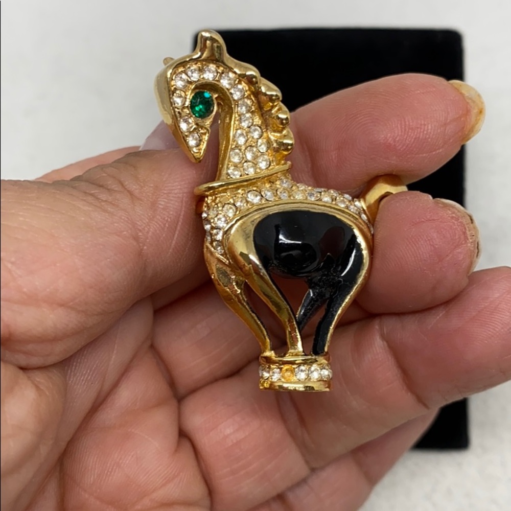 Adorable horse pin